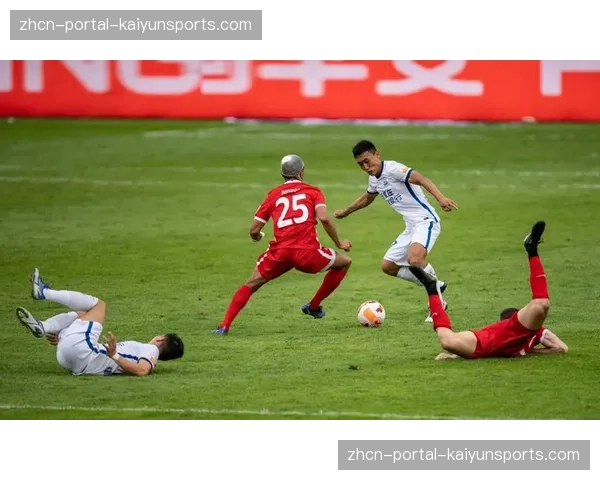 【2026年4月中超联赛·赛中·特写瞬间：沧州雄狮门将扑出单刀后，手抛球直接发动攻势形成射门